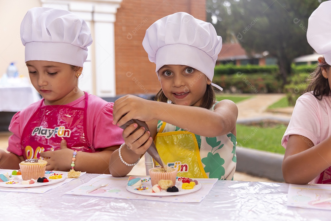 Lindas garotinhas usando avental