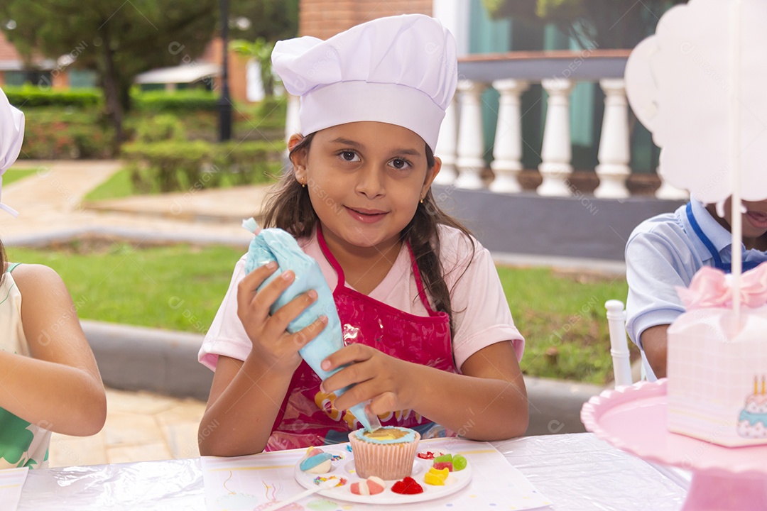 Lindas garotinhas usando avental