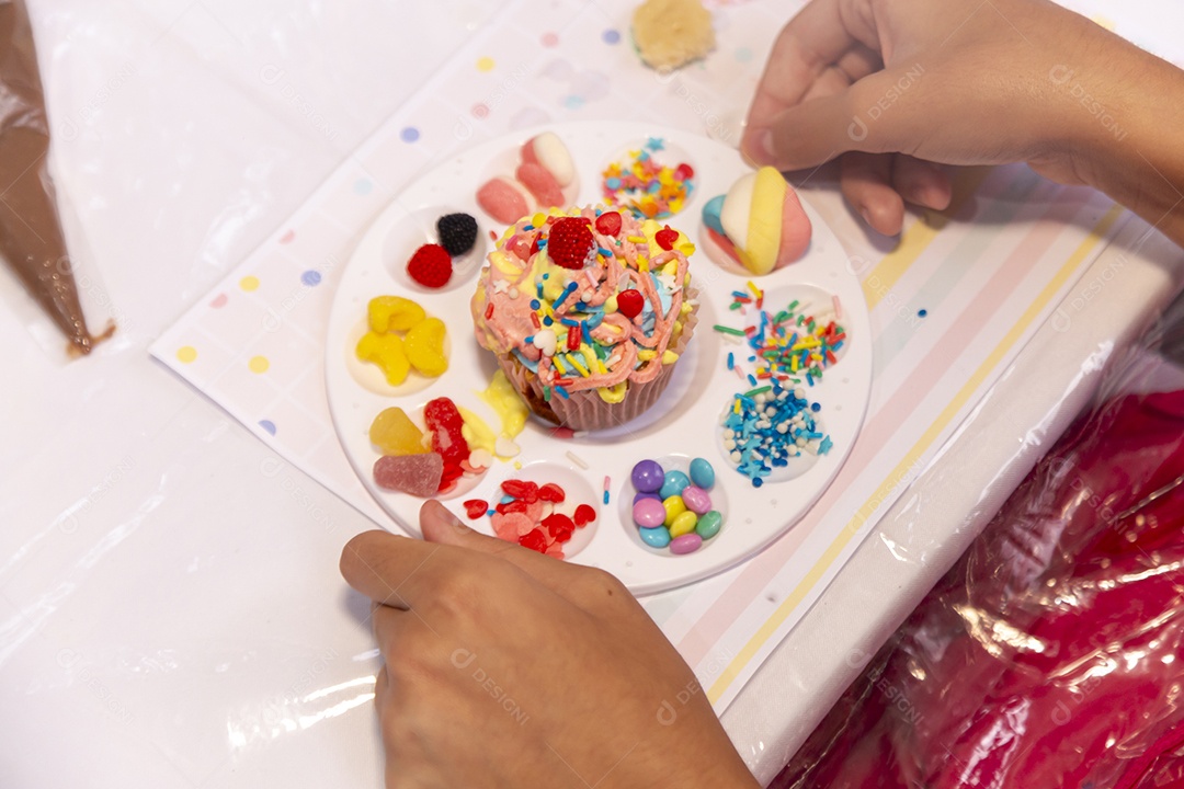 Delicioso bolo sobre prato branco