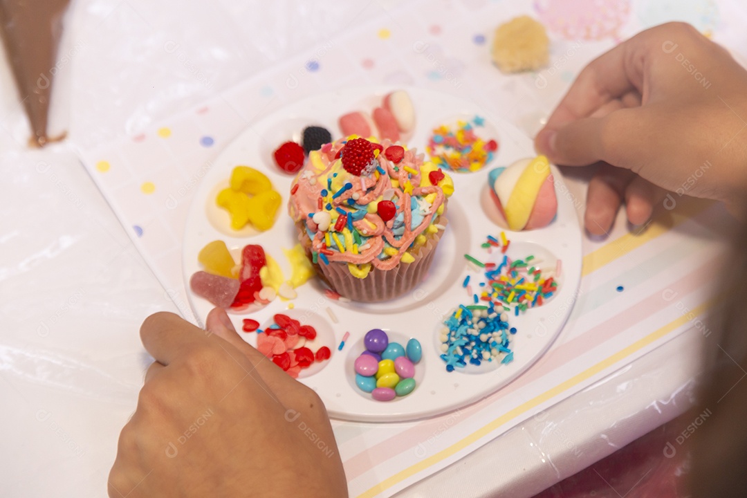 Delicioso bolo sobre prato branco