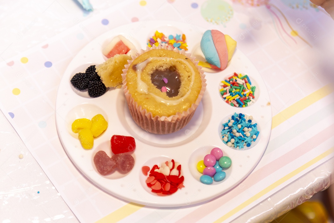 Delicioso bolo sobre prato branco