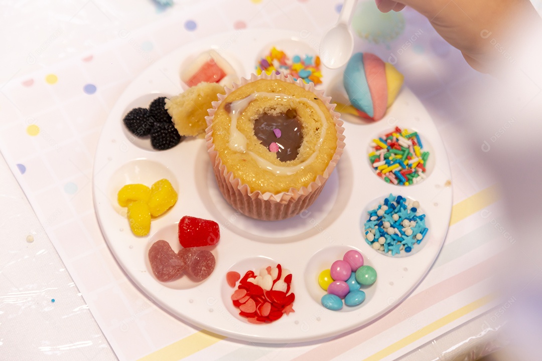 Delicioso bolo sobre prato branco