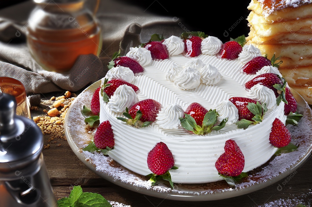 Bolo chantilly com morango