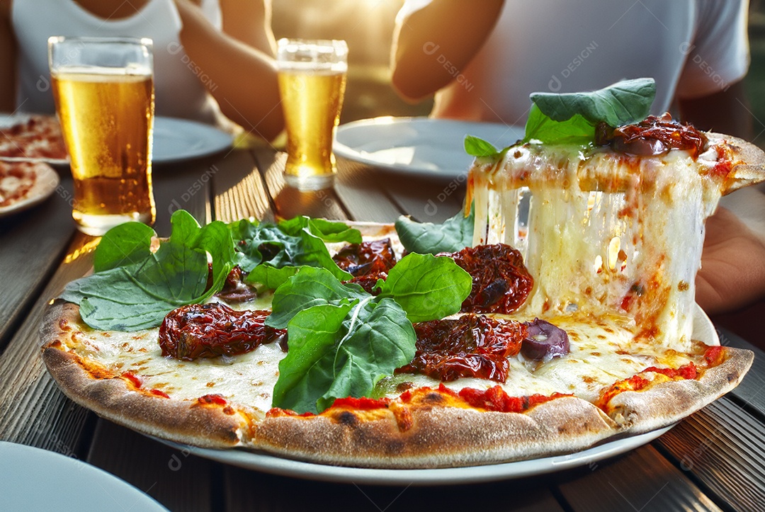 Fatia de pizza de queijo com tomate