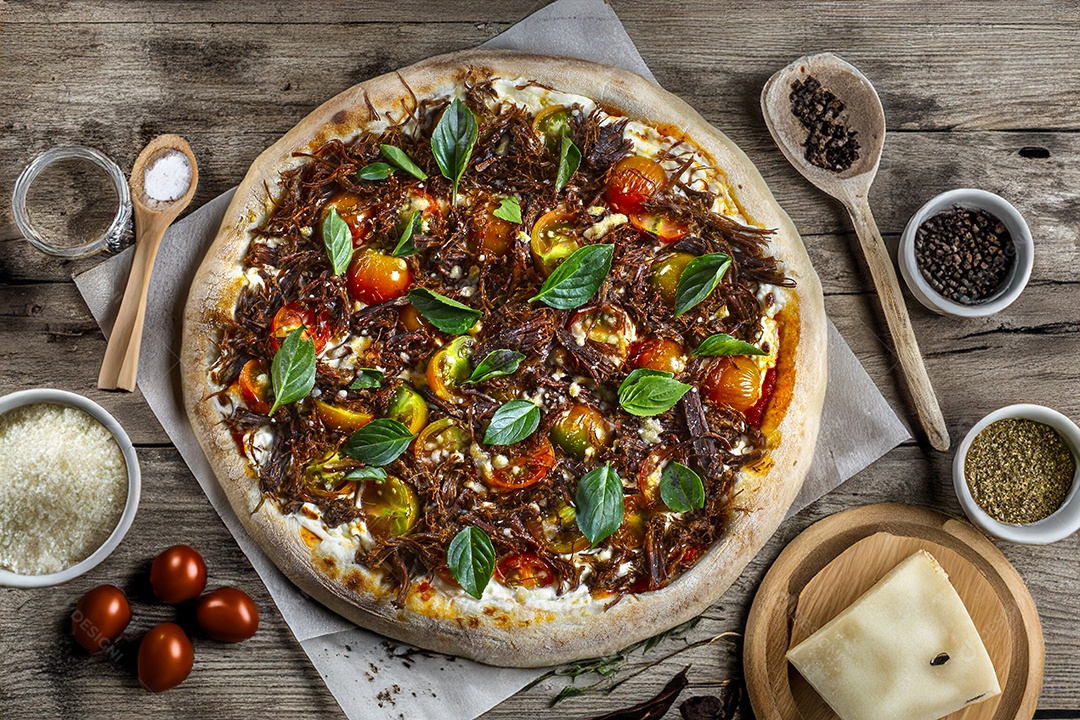 Pizza de carne seca e tomate