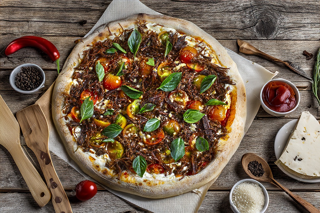 Pizza de carne seca com tomates