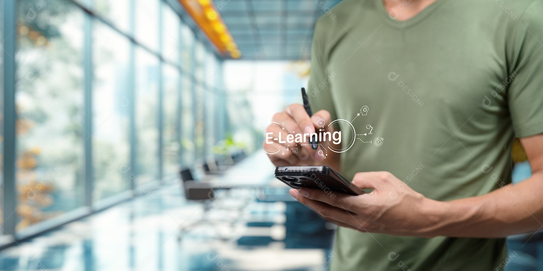 Homem jovem empresário mexendo em seu celular smartphone