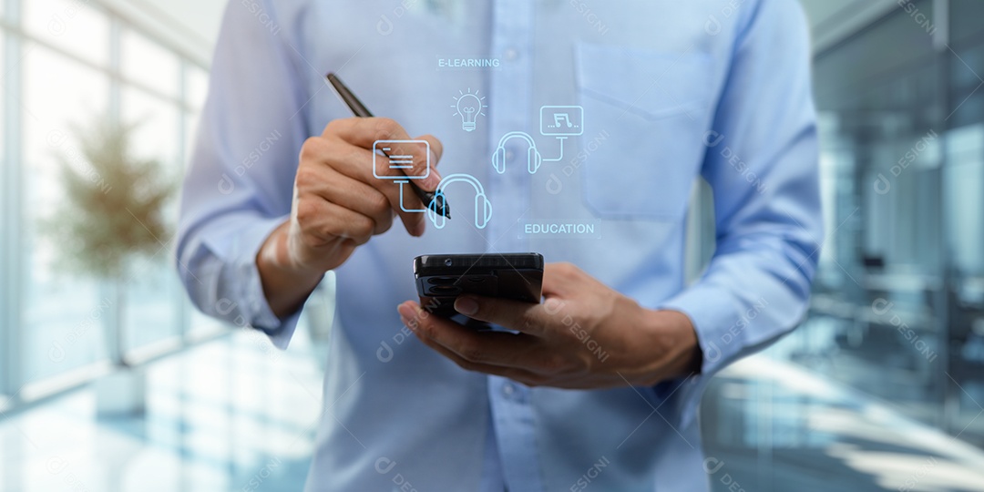 Homem jovem empresário mexendo em seu celular smartphone