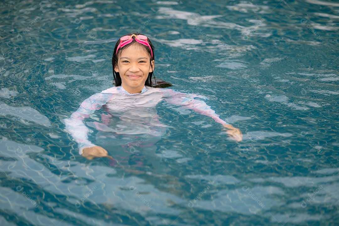 Uma garota feliz banhando em piscina