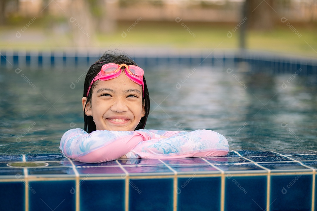 Uma garota feliz banhando em piscina
