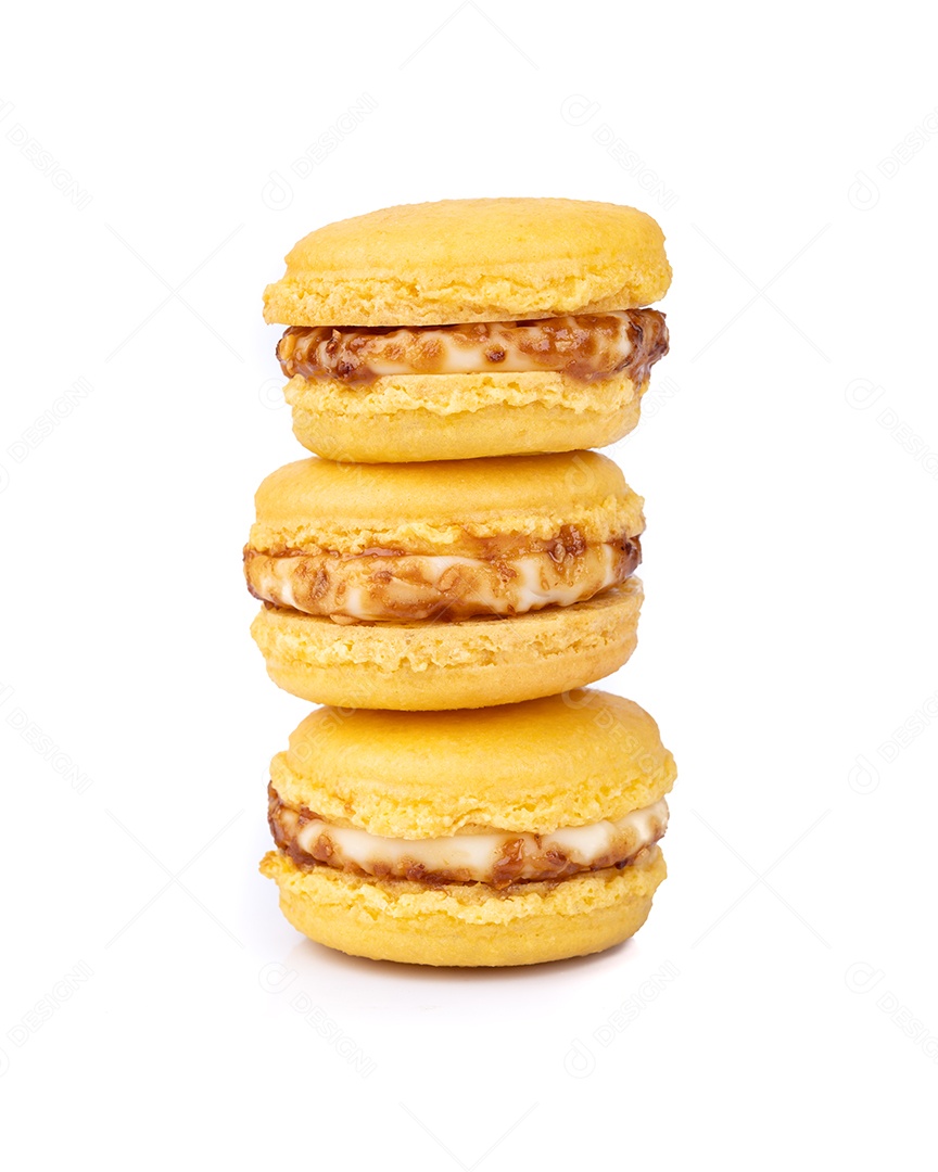 Três macarons de castanha de caju e caramelo isolados sobre fundo branco