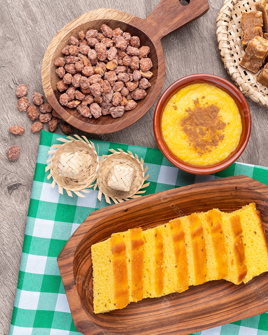 Bolo castanhas e doces típicos de festa junina