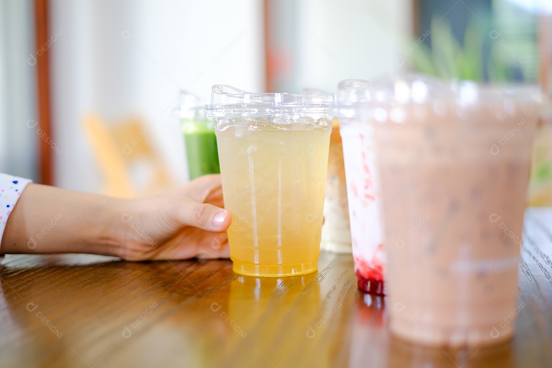 Mão colocando copos de bebidas sobre o balcão