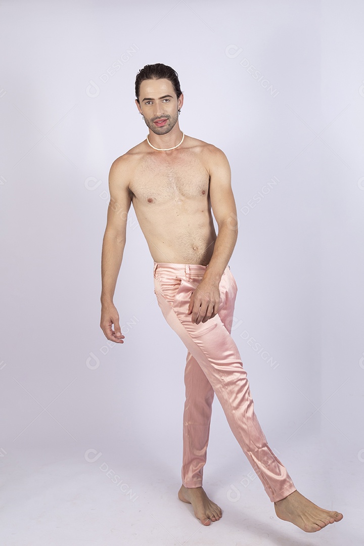 Homem jovem sem camiseta sobre fundo isolado branco