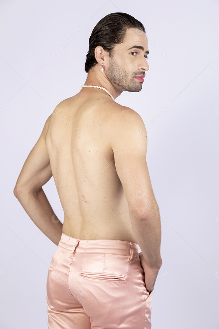 Homem jovem sem camiseta sobre fundo isolado branco