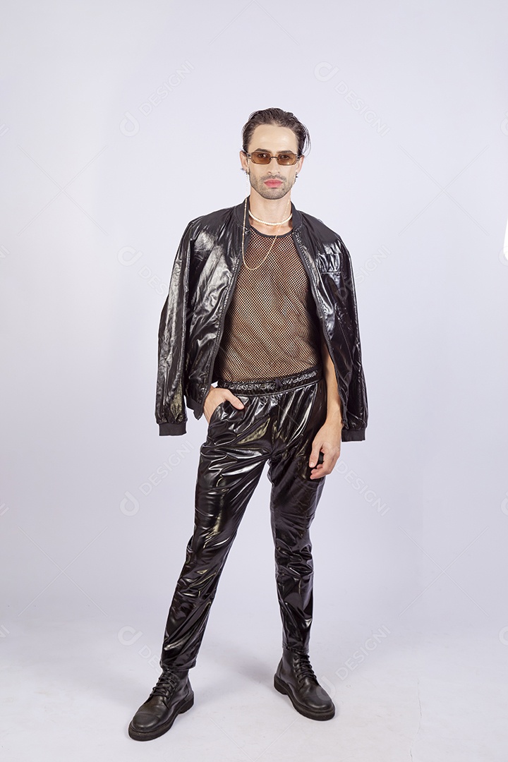 Homem jovem usando regata transparente preta sobre fundo isolado branco