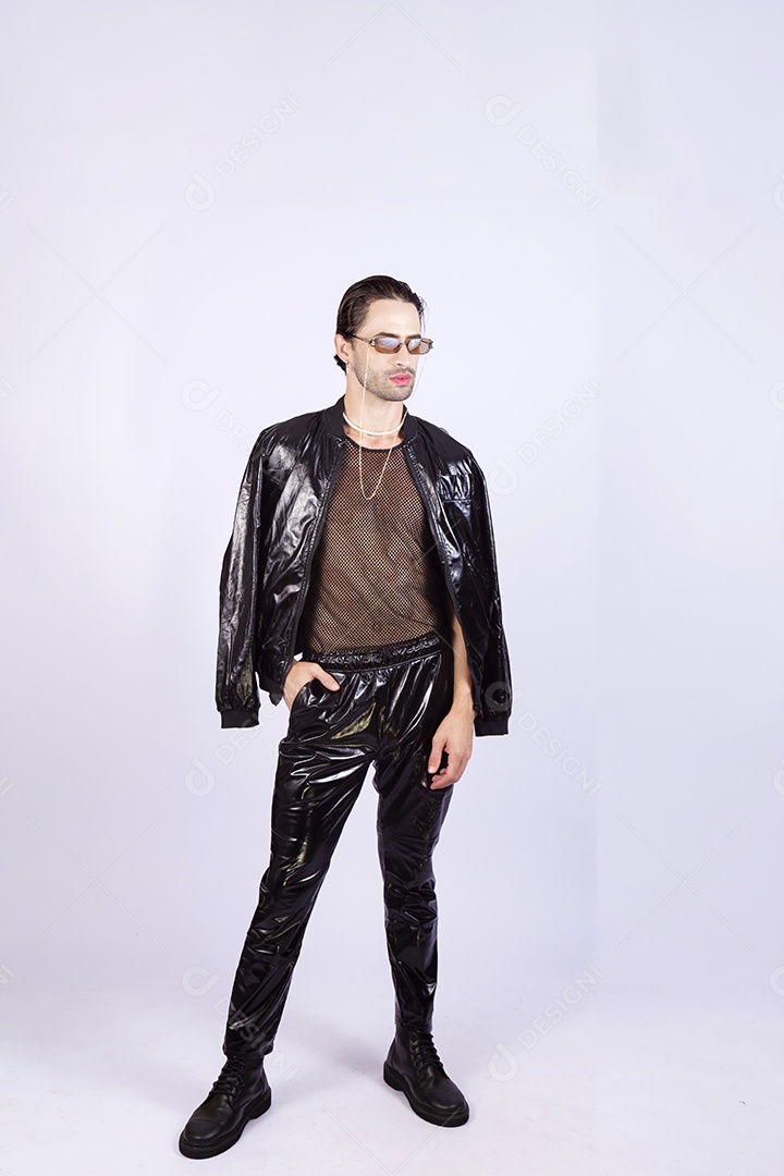 Homem jovem usando regata transparente preta sobre fundo isolado branco