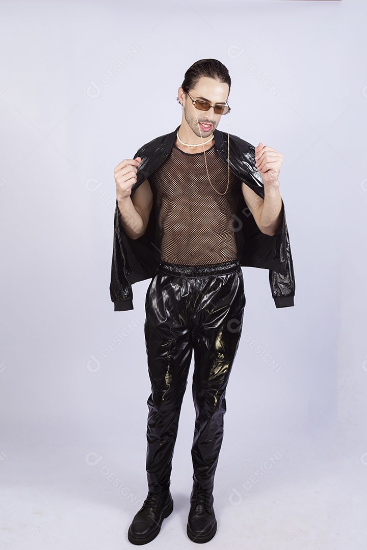 Homem jovem usando regata transparente preta sobre fundo isolado branco