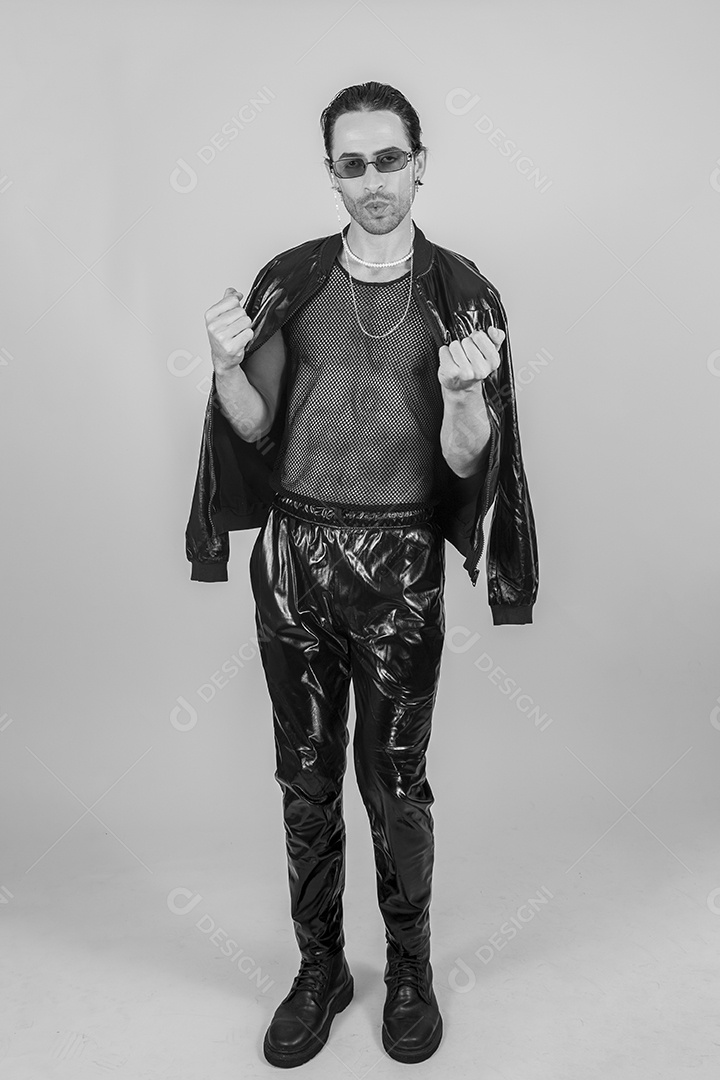 Homem jovem usando regata transparente preta sobre fundo isolado branco