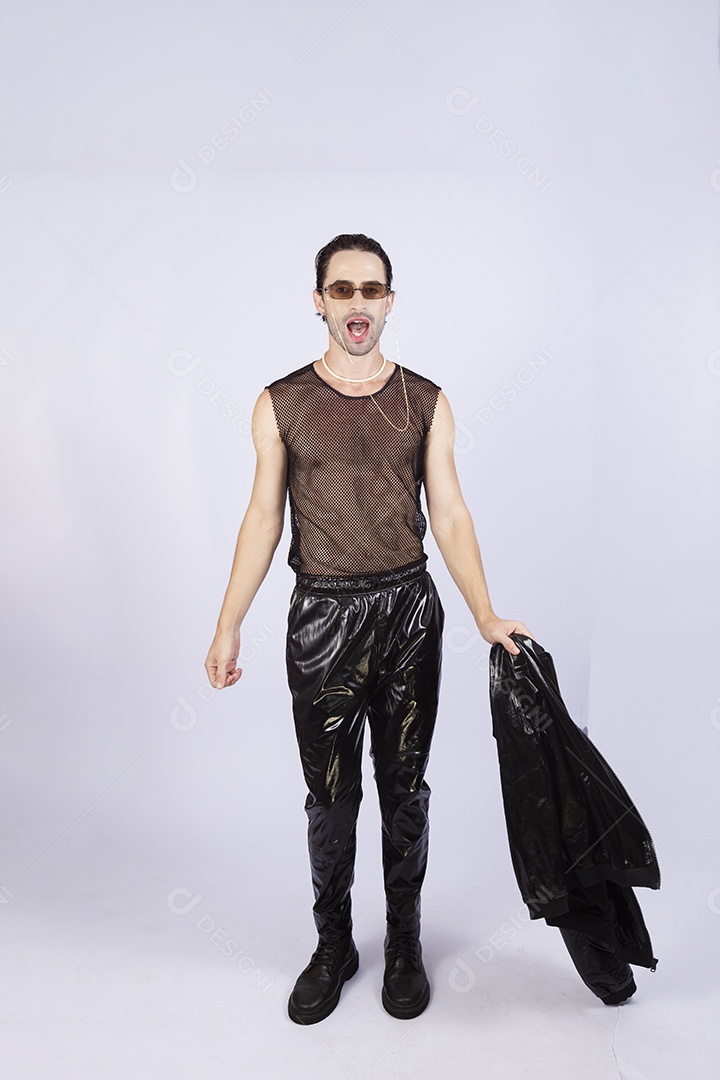 Homem jovem usando regata transparente preta sobre fundo isolado branco