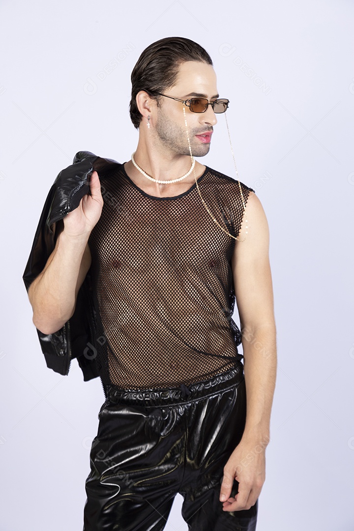 Homem jovem usando regata transparente preta sobre fundo isolado branco