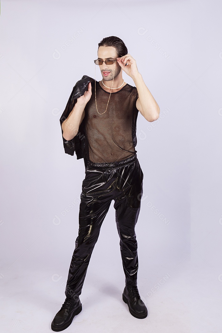 Homem jovem usando regata transparente preta sobre fundo isolado branco