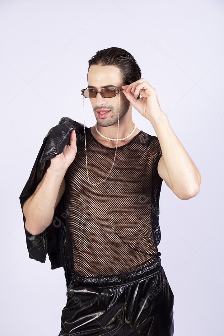 Homem jovem usando regata transparente preta sobre fundo isolado branco