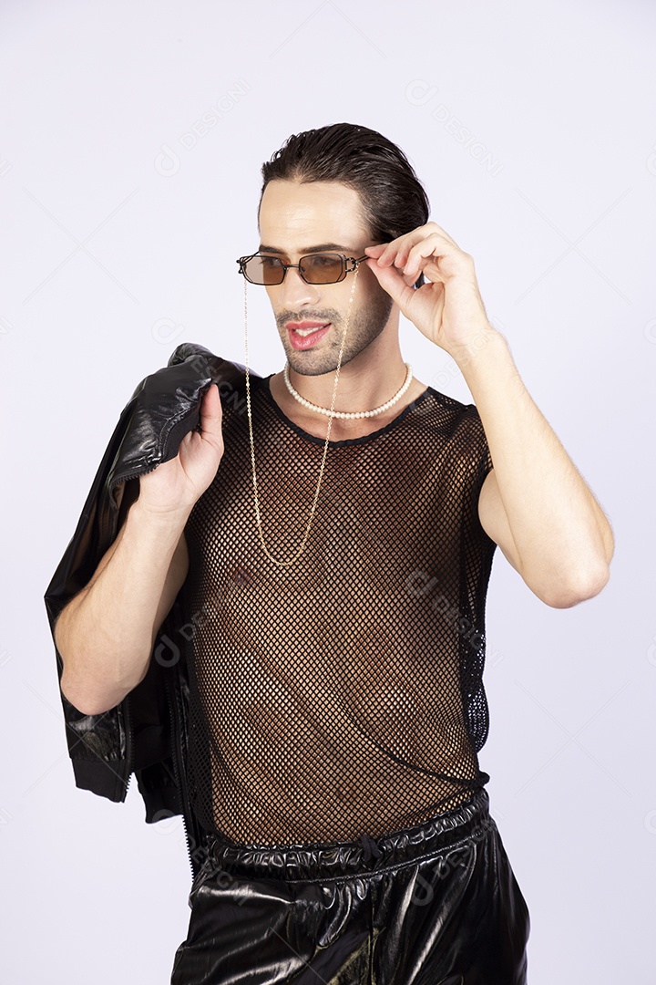 Homem jovem usando regata transparente preta sobre fundo isolado branco