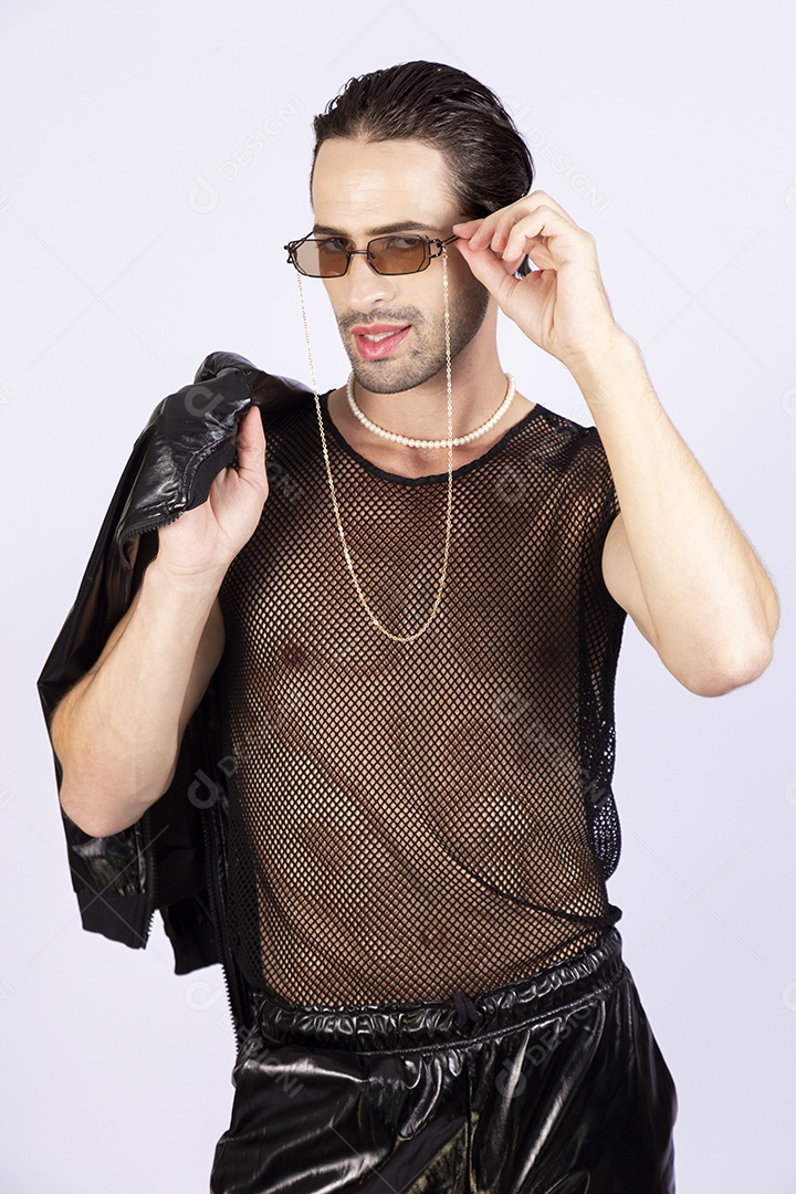 Homem jovem usando regata transparente preta sobre fundo isolado branco