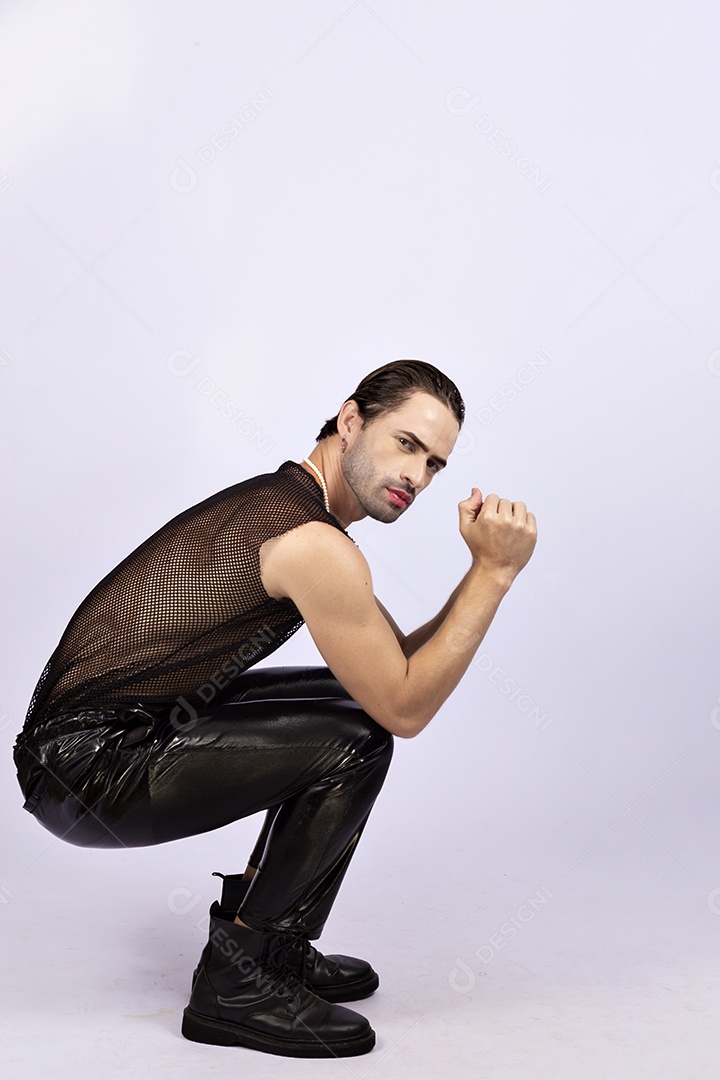 Homem jovem usando regata transparente preta sobre fundo isolado branco