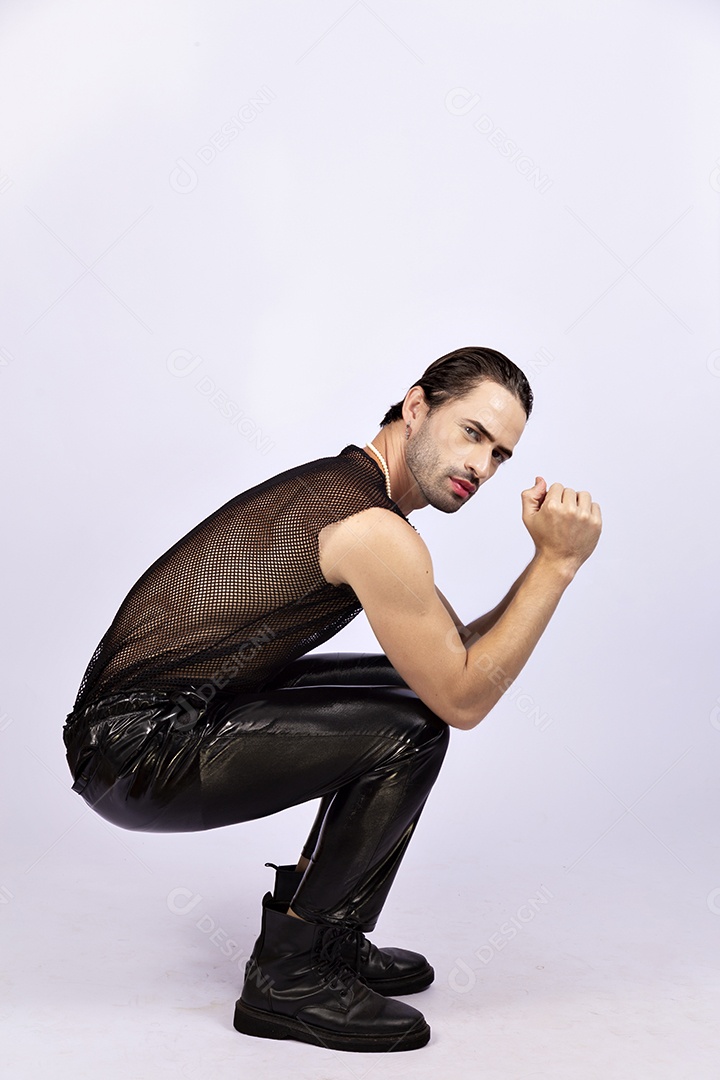 Homem jovem usando regata transparente preta sobre fundo isolado branco