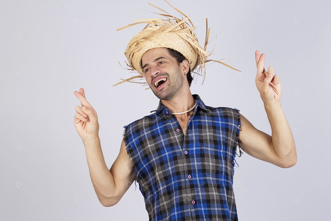 Homem jovem usando roupas típicas de festa junina sobre fundo isolado