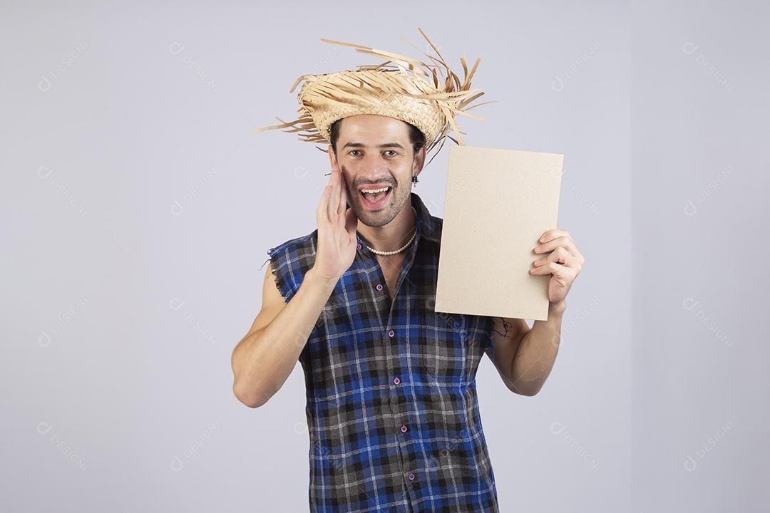 Homem jovem usando roupas típicas de festa junina sobre fundo isolado