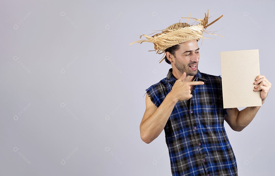 Homem jovem usando roupas típicas de festa junina sobre fundo isolado