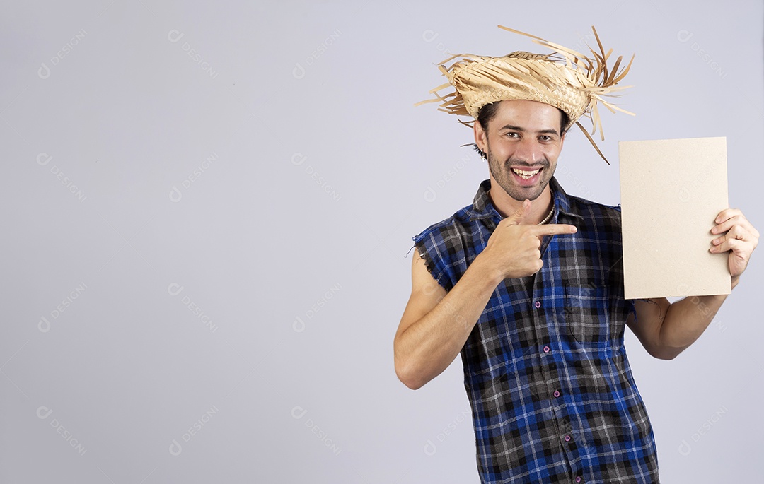 Homem jovem usando roupas típicas de festa junina sobre fundo isolado