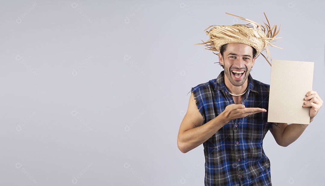 Homem jovem usando roupas típicas de festa junina sobre fundo isolado