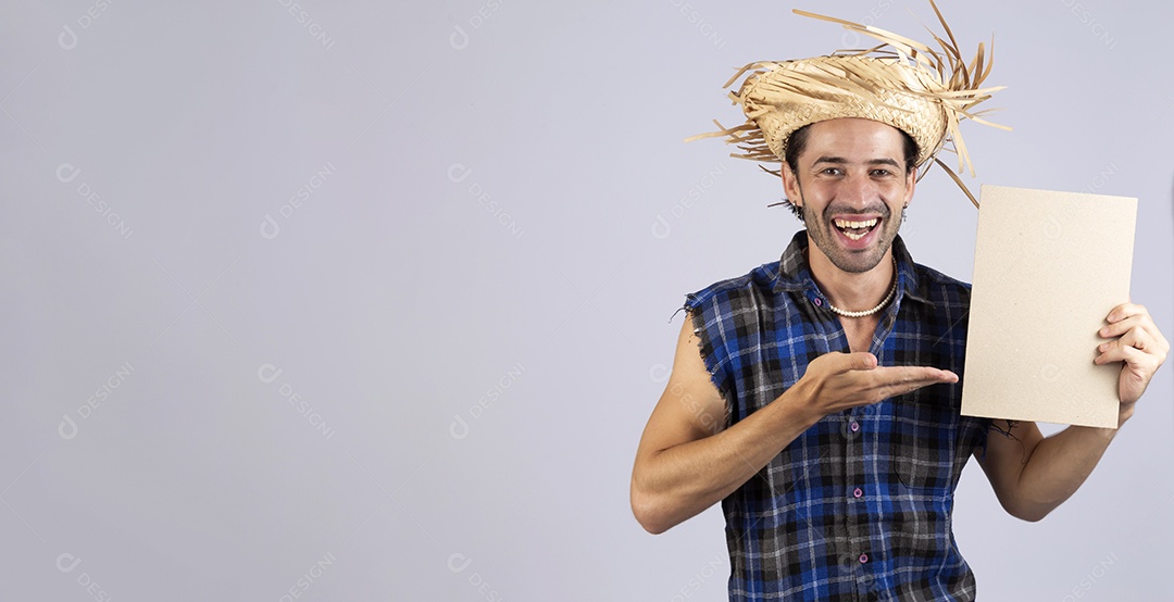 Homem jovem usando roupas típicas de festa junina sobre fundo isolado