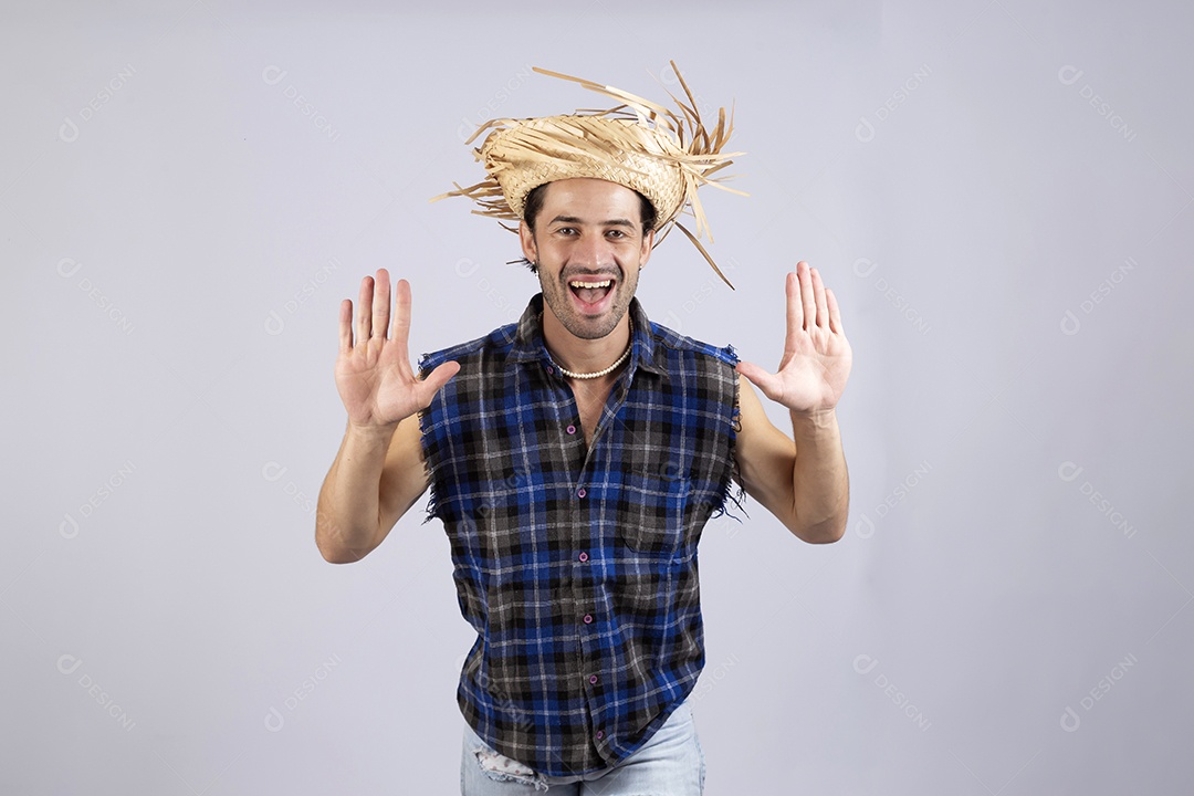 Homem jovem usando roupas típicas de festa junina sobre fundo isolado