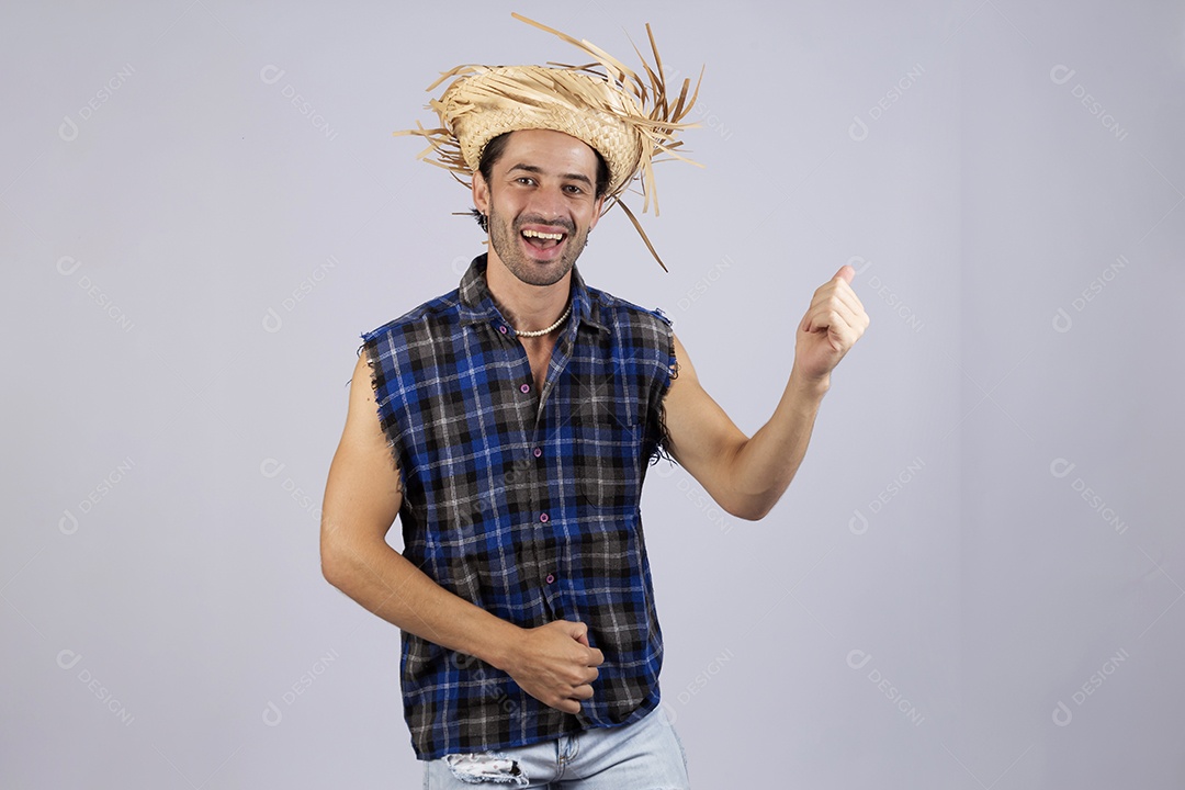 Homem jovem usando roupas típicas de festa junina sobre fundo isolado