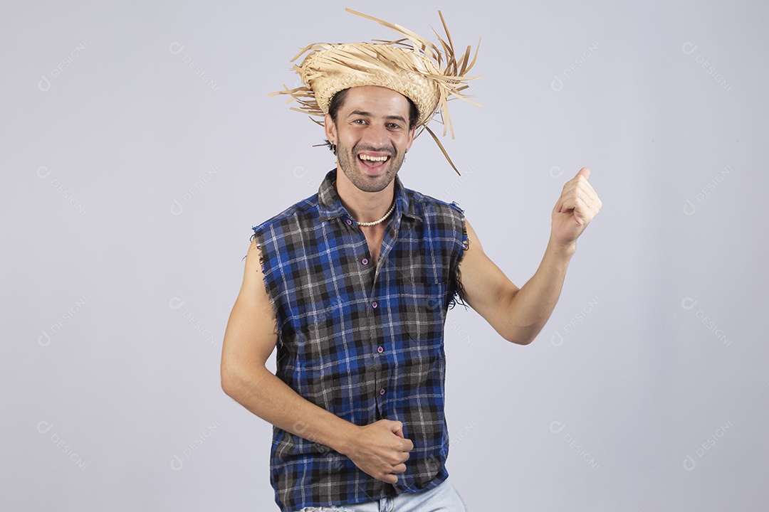 Homem jovem usando roupas típicas de festa junina sobre fundo isolado