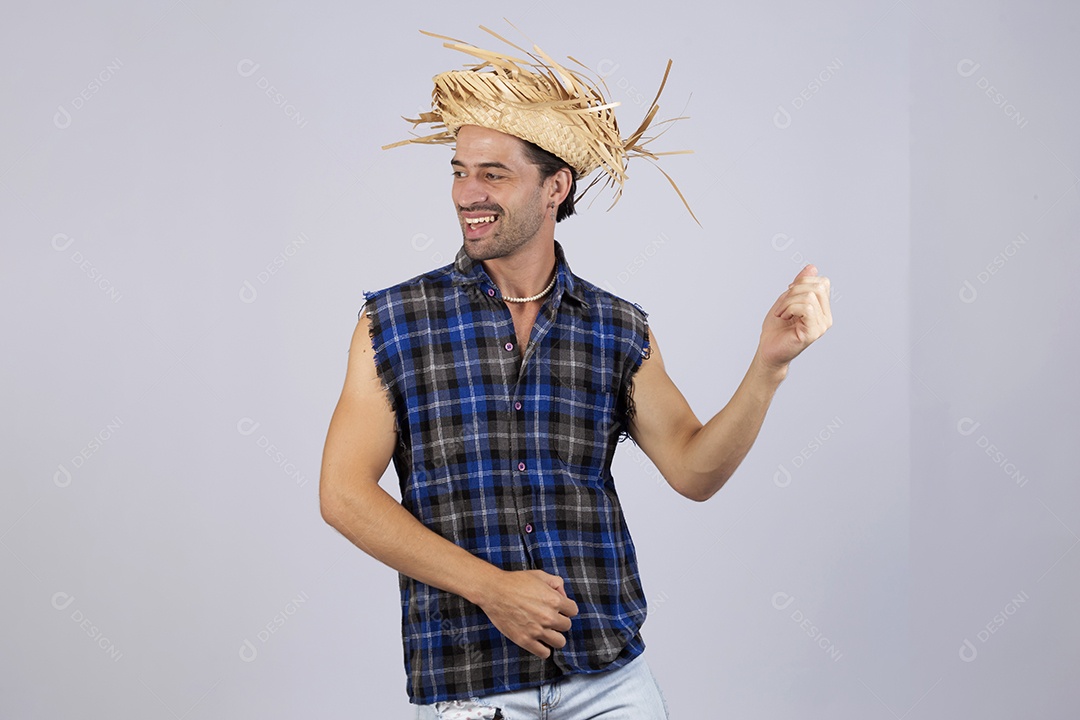 Homem jovem usando roupas típicas de festa junina sobre fundo isolado