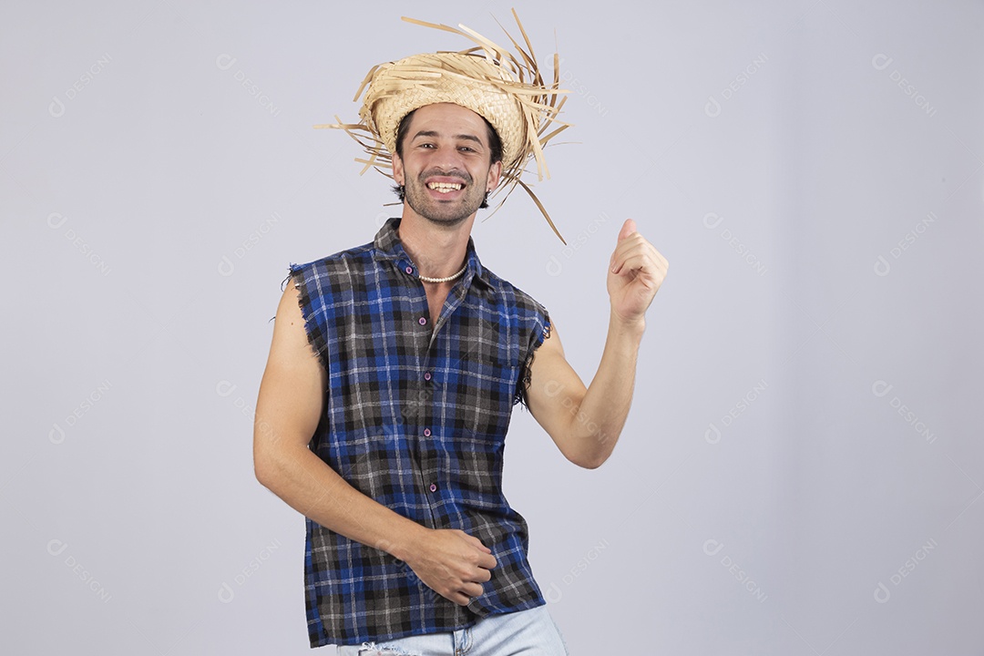 Homem jovem usando roupas típicas de festa junina sobre fundo isolado