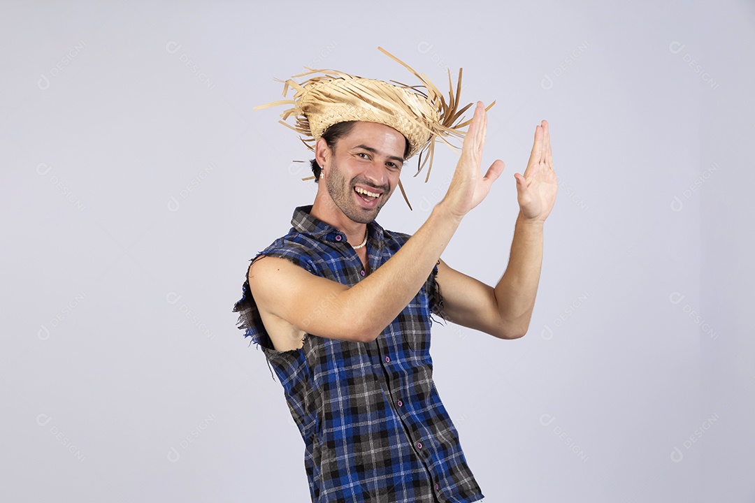 Homem jovem usando roupas típicas de festa junina sobre fundo isolado