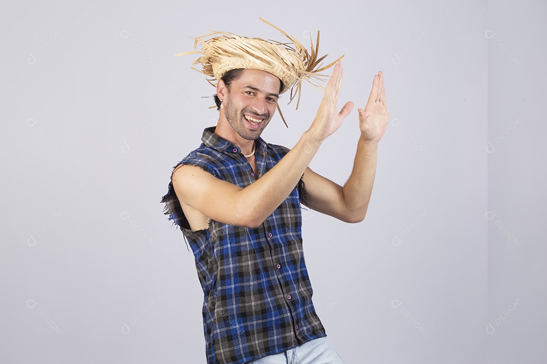 Homem jovem usando roupas típicas de festa junina sobre fundo isolado