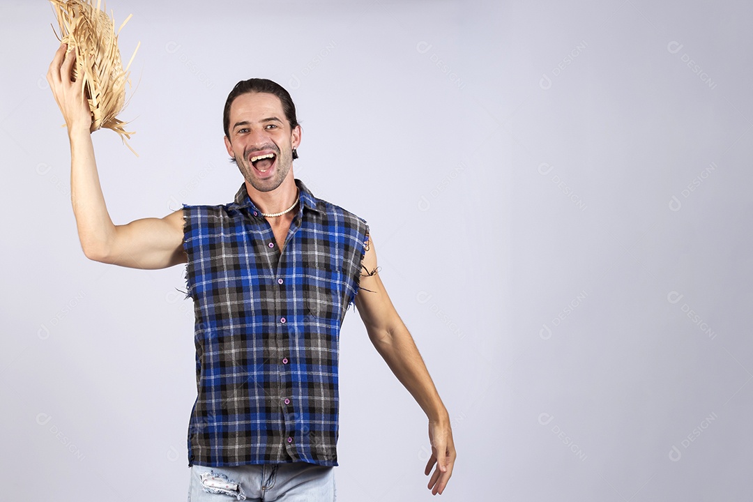 Homem jovem usando roupas típicas de festa junina sobre fundo isolado