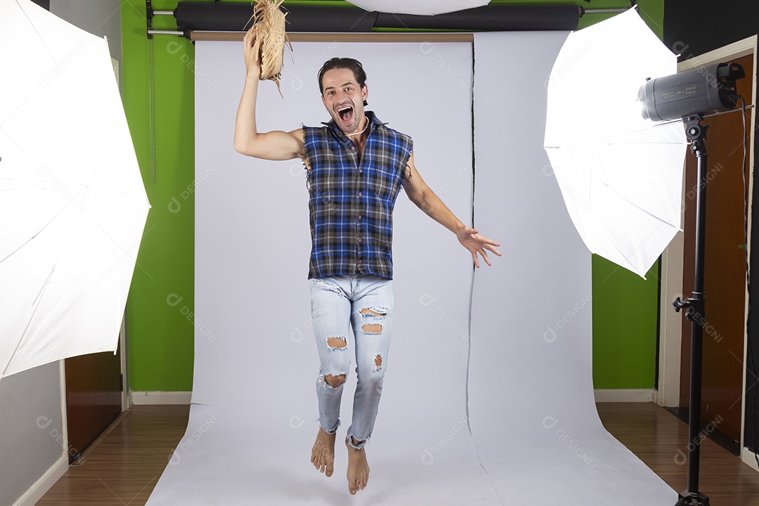 Homem jovem usando roupas típicas de festa junina sobre fundo isolado