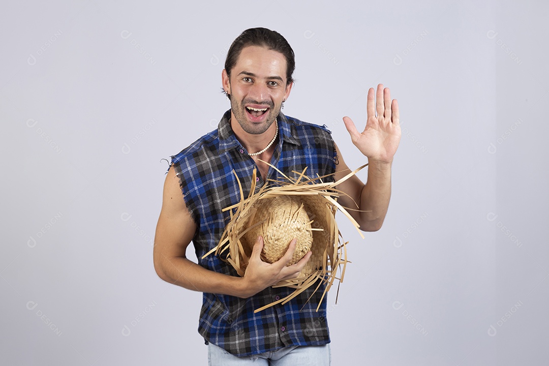 Homem jovem usando roupas típicas de festa junina sobre fundo isolado