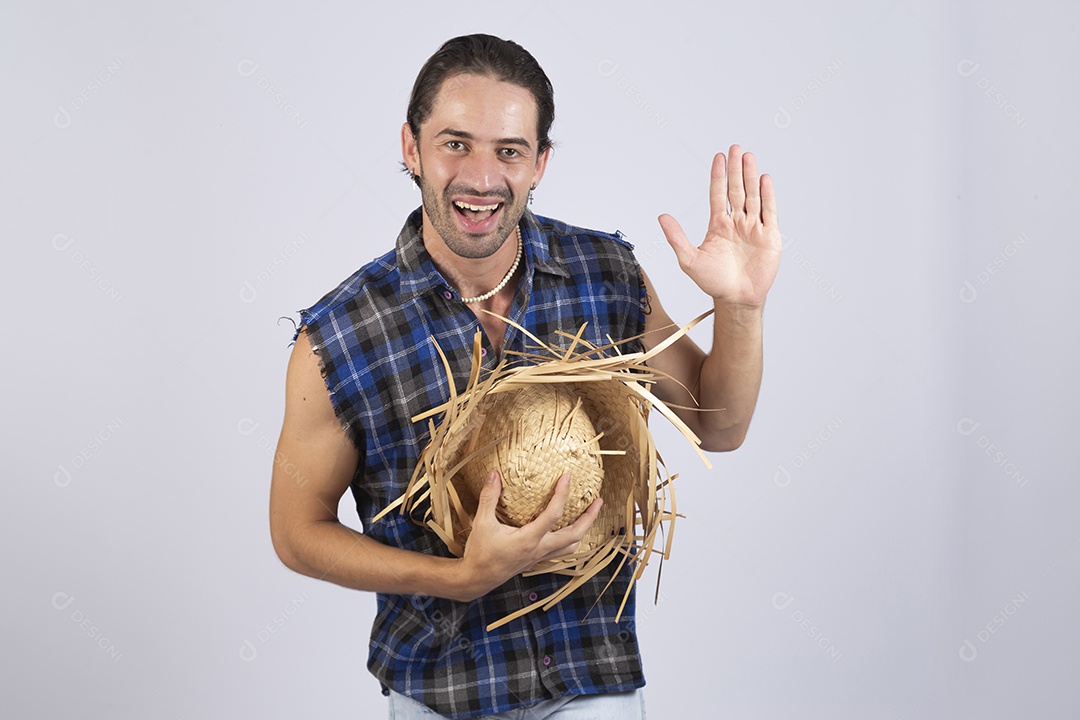 Homem jovem usando roupas típicas de festa junina sobre fundo isolado