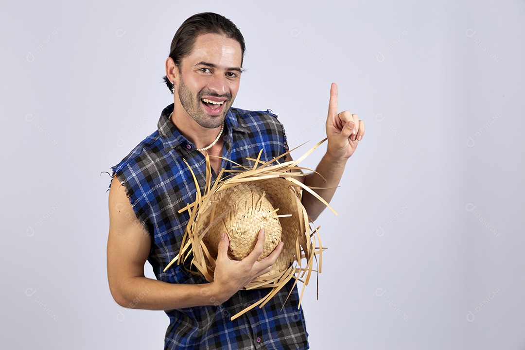 Homem jovem usando roupas típicas de festa junina sobre fundo isolado