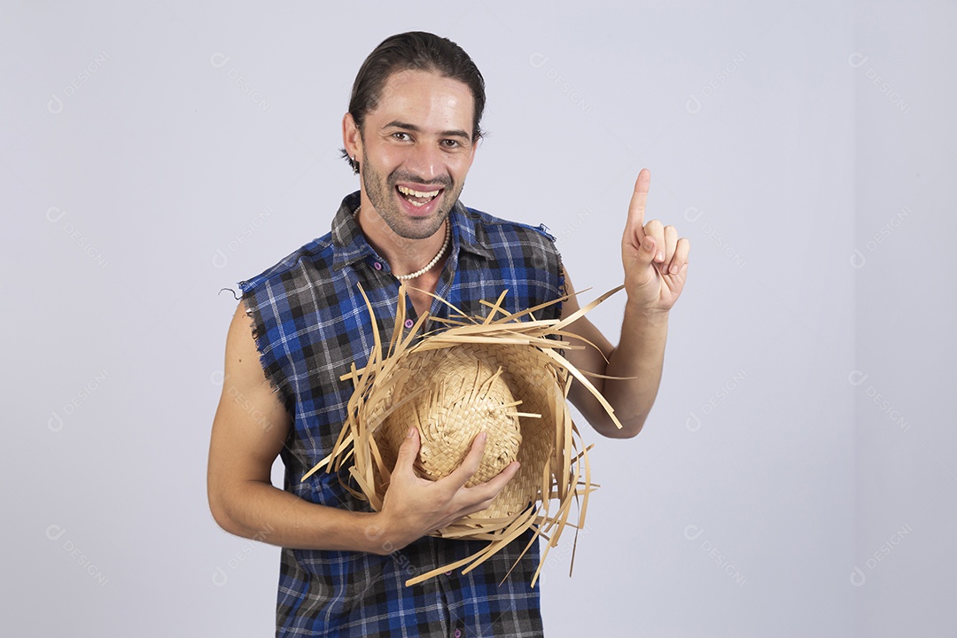 Homem jovem usando roupas típicas de festa junina sobre fundo isolado